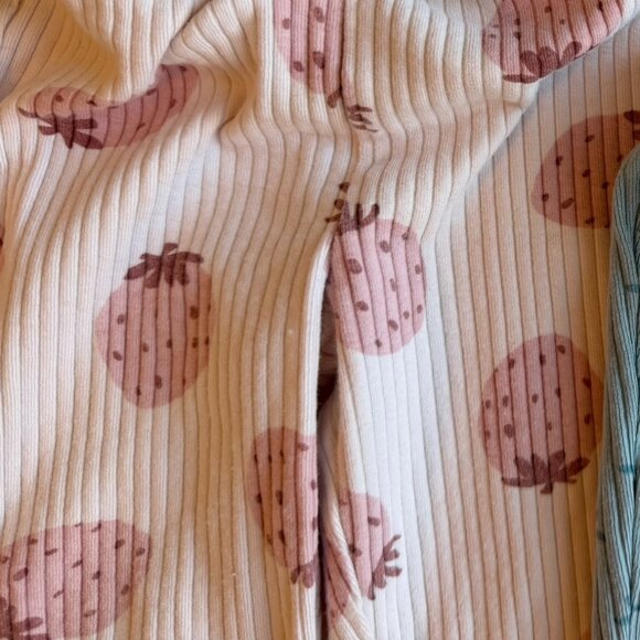 3/$15 Bundle | S/2 Girl's Ribbed Leggings - Picture 4 of 4